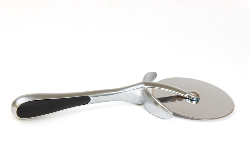 TAGLIAPIZZA TITANIO 18CM  SK  - Bomboniere Utili - Nuovi arrivi - Regali e Bomboniere