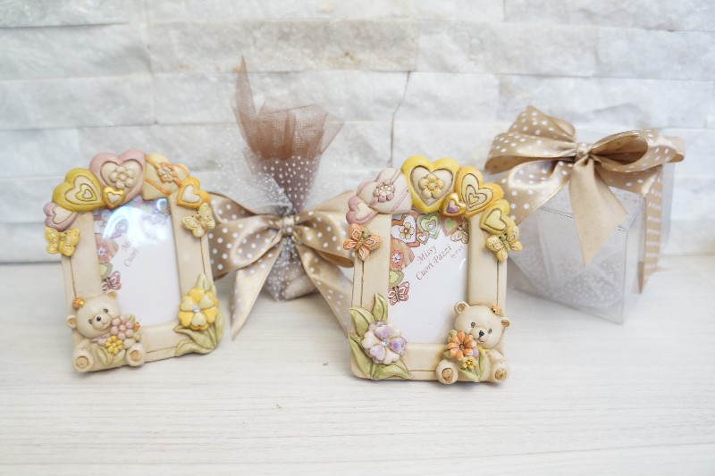 CORNICE ORSETTO CUORI PAZZI 10CM BOMBONIERA IN RESINA  - Battesimo E Nascita - Nuovi arrivi - Regali e Bomboniere