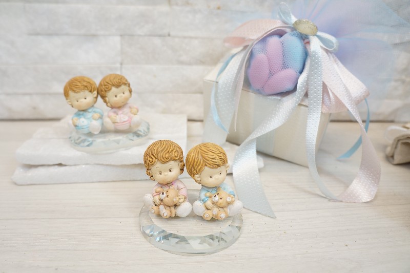 GEMELLINI MASCHIO FEMMINA SU CRISTALLO 6X5CM CON BOX (14503L) - Bomboniere Gemelli - Nuovi arrivi - Regali e Bomboniere