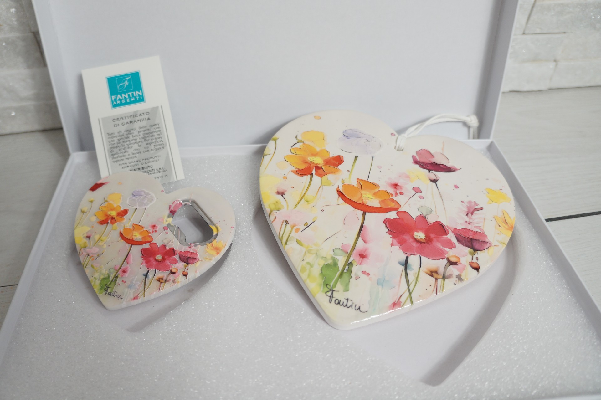 SET SOTTOPENTOLA 15X15CM E APRIBOTTIGLIA CALAMITA 8X3CM CON BOX FLOREALE - Comunione e Cresima - Nuovi arrivi - Regali e Bomboniere