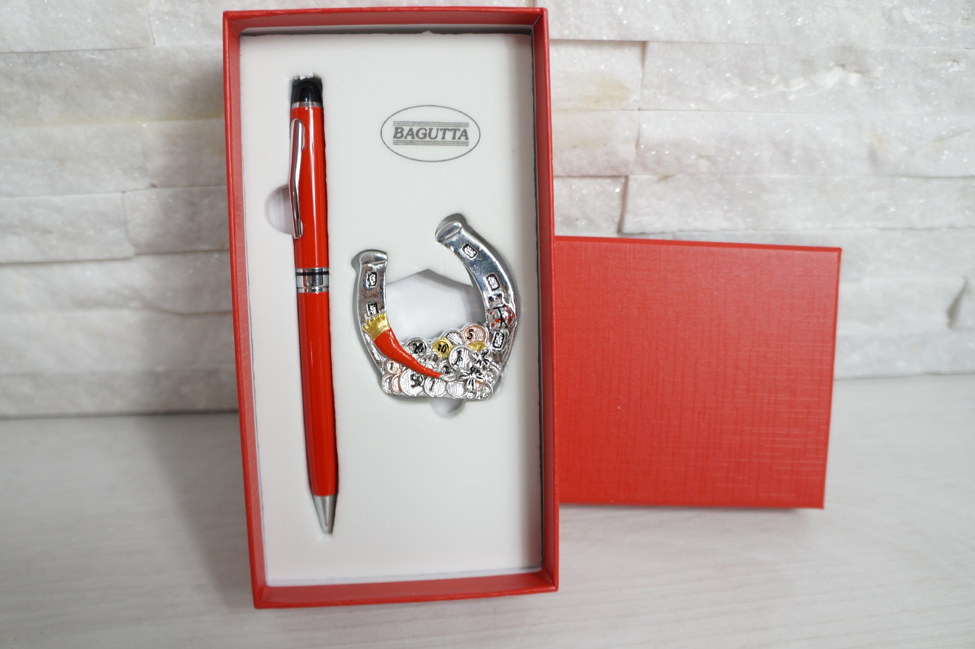 ASTUCCIO CON PENNA ROSSA E FERRO DI CAVALLO CORNINO PORTA FORTUNA  - ARTICOLI REGALO - Nuovi arrivi - Regali e Bomboniere